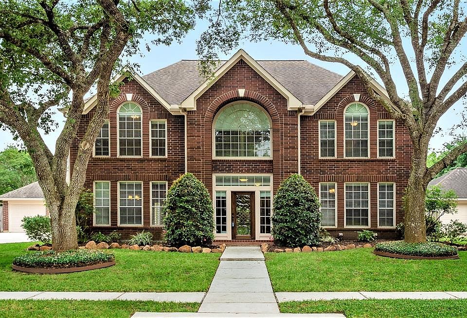 1st image of 303 Lakeview Cir