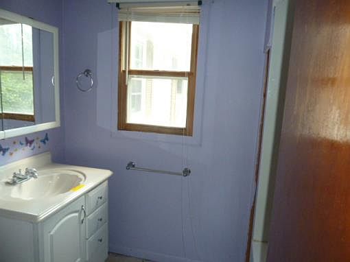 5th image of 104 S Fuller Ave
