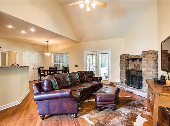 3rd image of 909 River Branch Ct