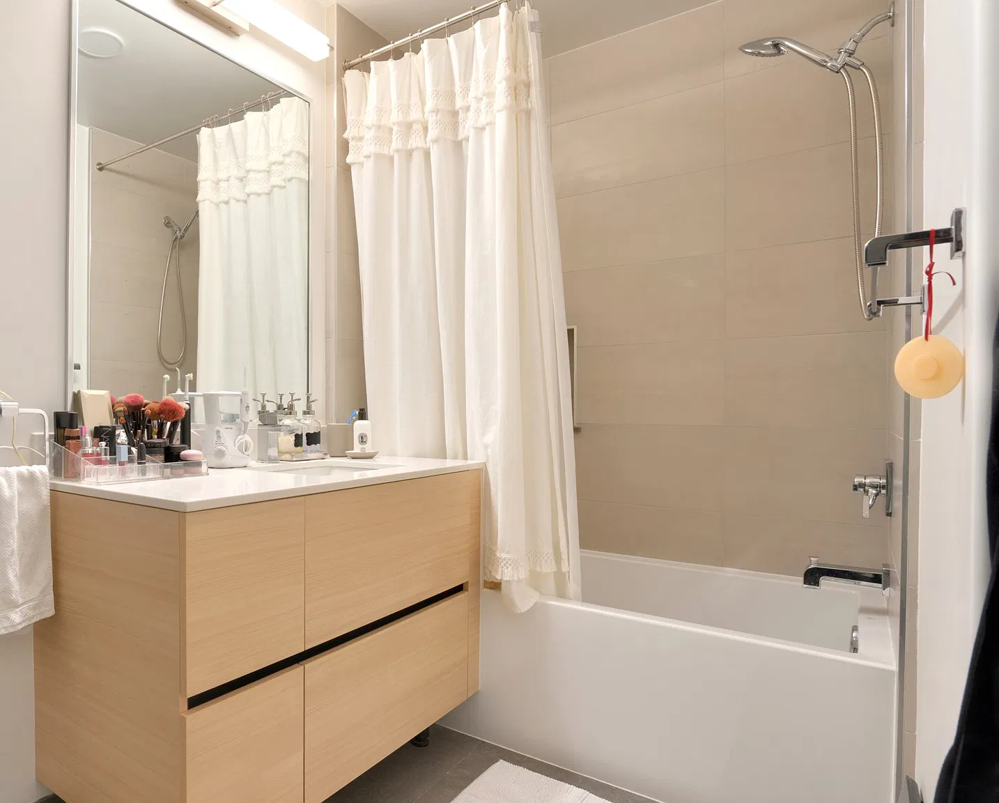 3 bed, 1300 sqft, $4,950 — Photo 1