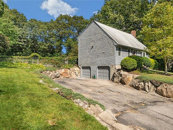 3rd image of 20 Oakridge Dr