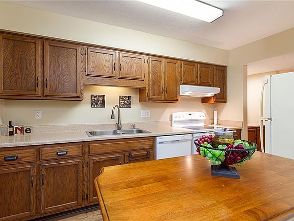 5th image of 1018 S Court St