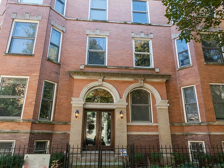 815 W Newport Ave #1R — Photo 2
