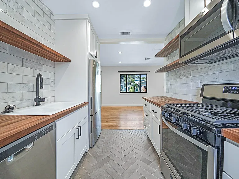 656 Ozone St — Photo 9