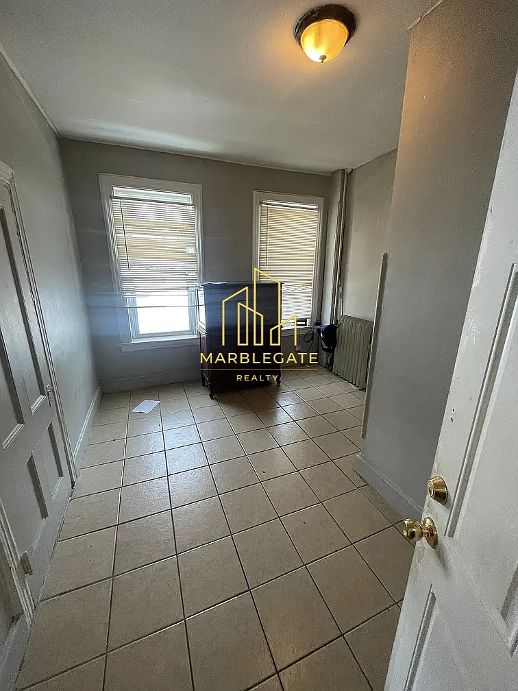 Building Photo - 301 3rd St #1E