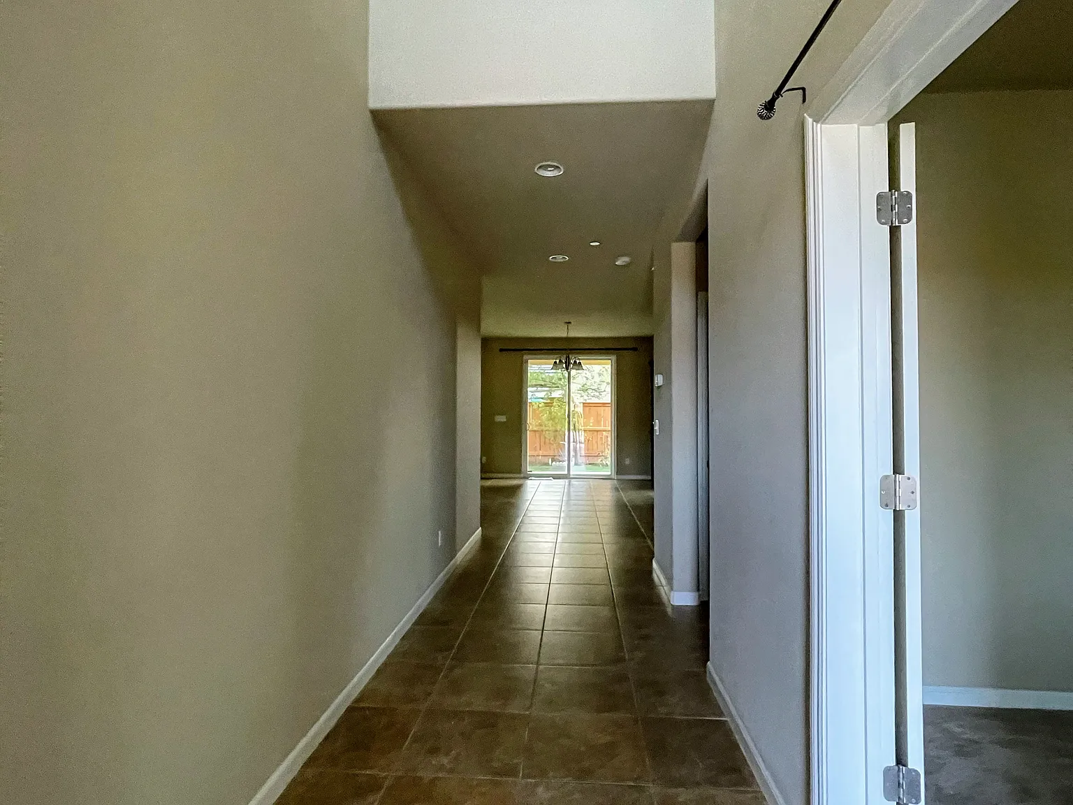 4 bed, 2635 sqft, $3,200 — Photo 4