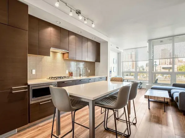 222 S Riverfront Ave SW #451, Calgary, AB T2P 0W3