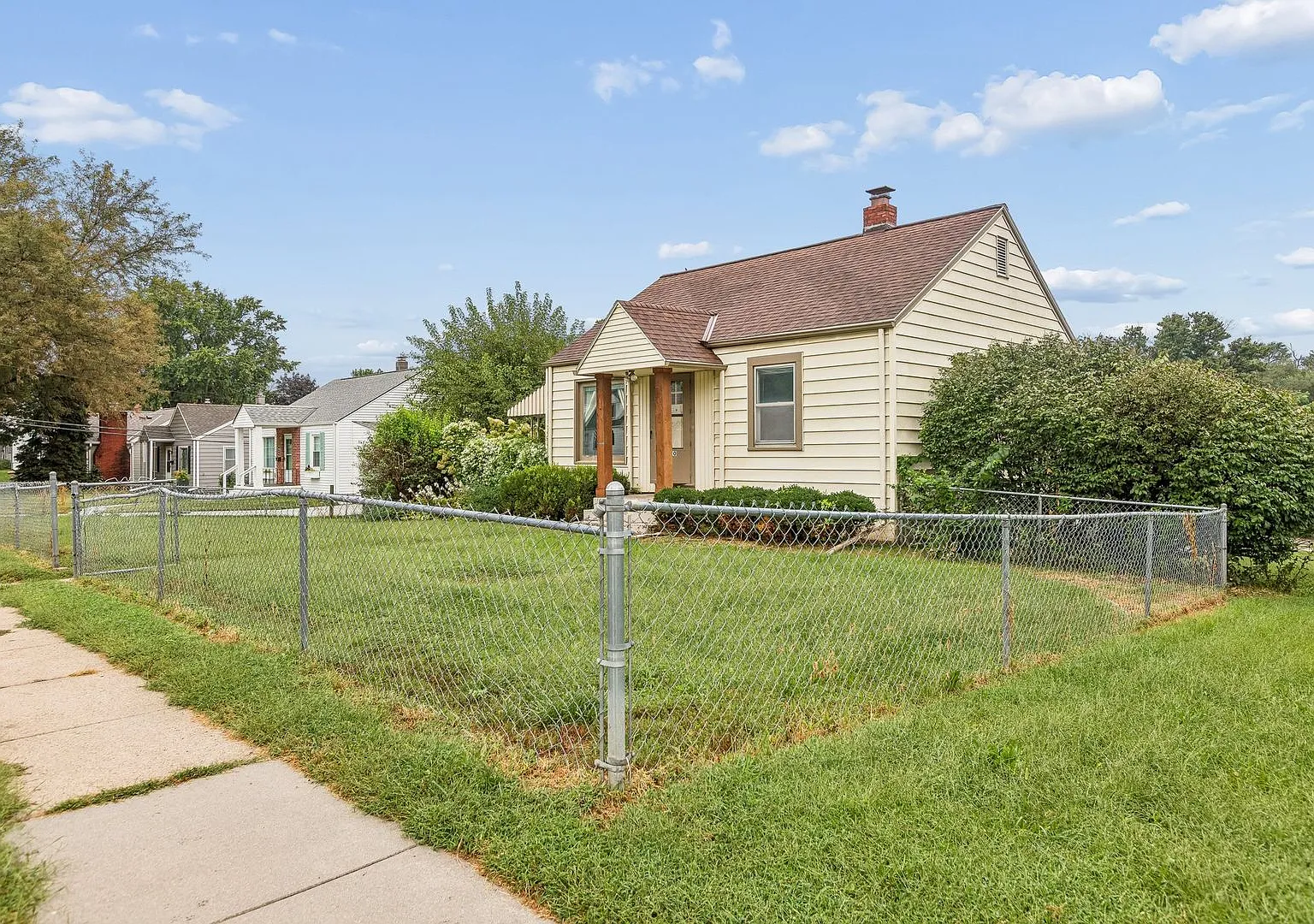 Charming 2-Bedroom Home with Fenced Yard & Updated Kitchen — Photo 2