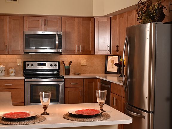 Kitchen w/ Breakfast Bar
