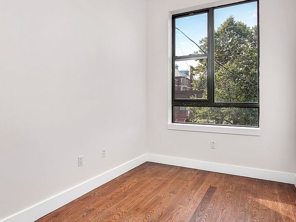 3rd image of 914 Hart St #2C