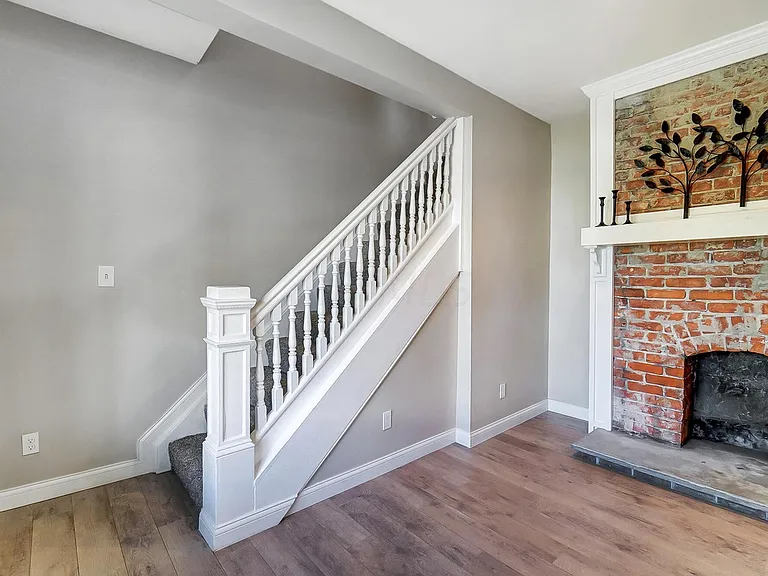 147 Whitethorne Ave — Photo 18
