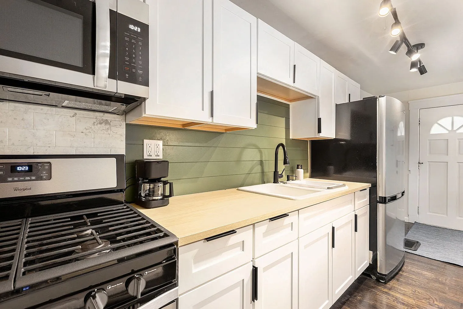 1 bed, 1.0 bath, 398 sqft, $2,365 — Photo 4