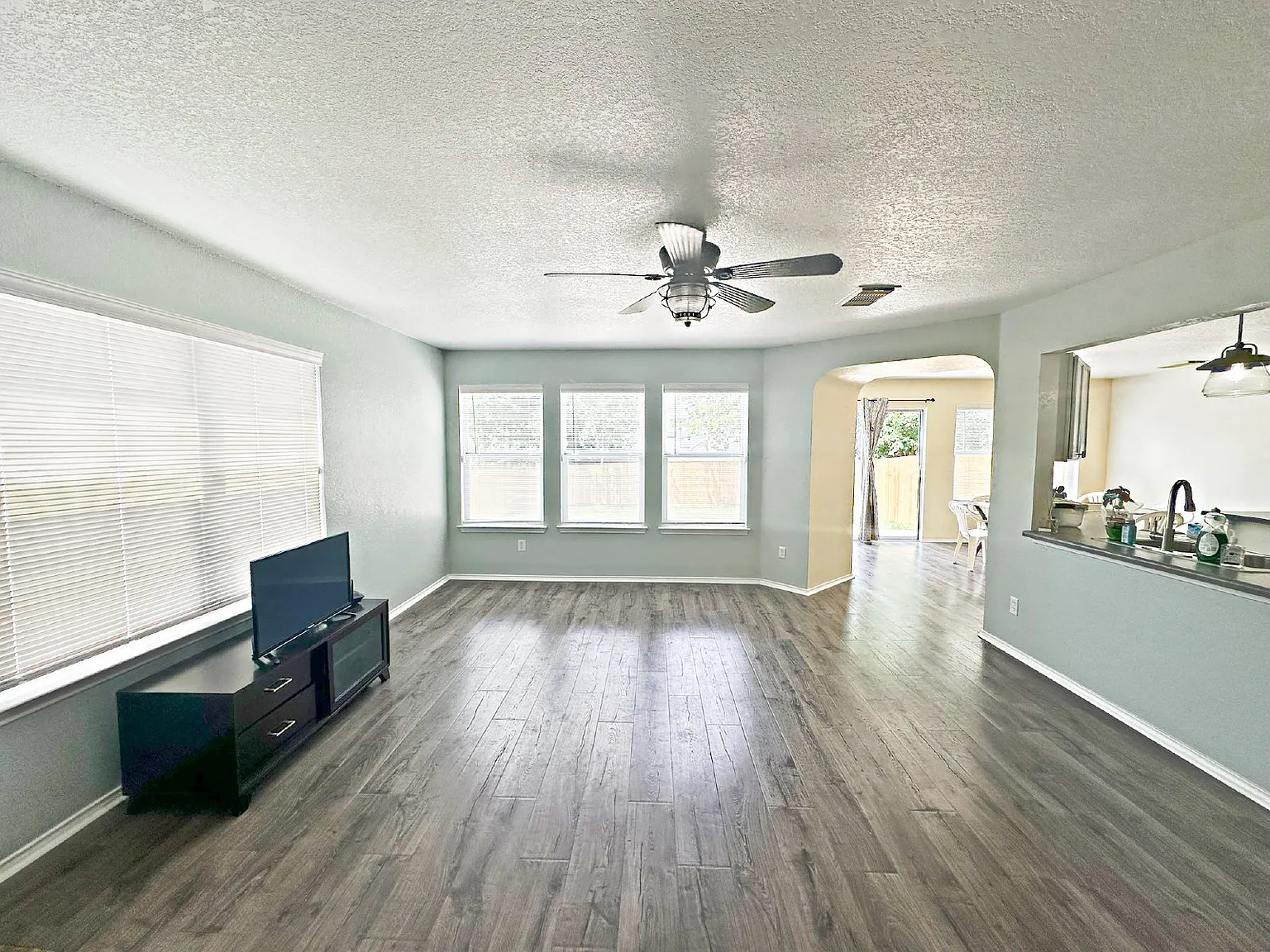 3 bed, 2.5 bath, 1879 sqft, $1,800 — Photo 4