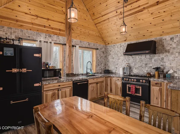 22280 S G St, Talkeetna, AK 99676