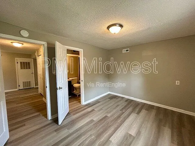 1408 Holland St #B — Photo 8