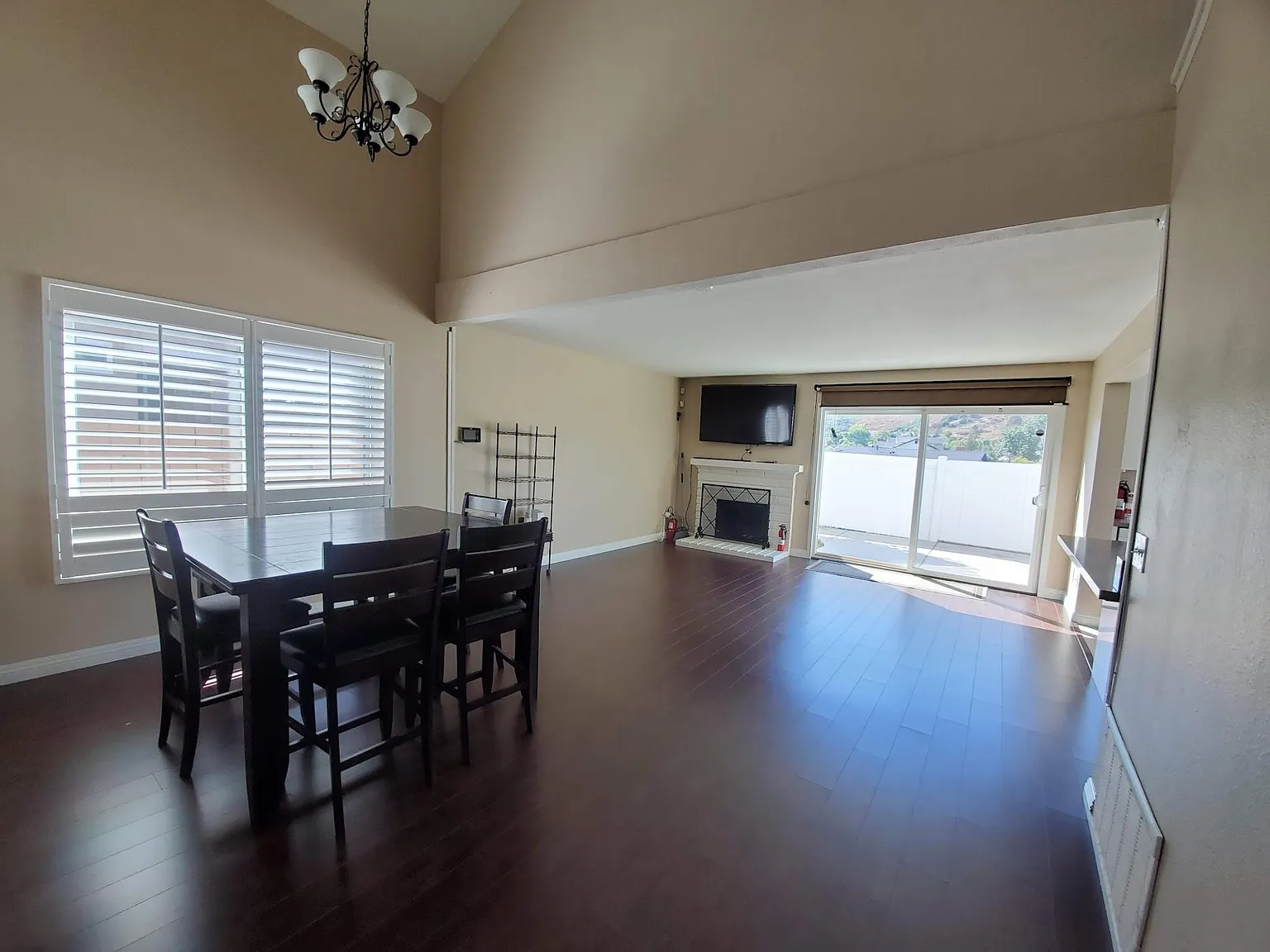 3 bed, 1540 sqft, $3,645 — Photo 4