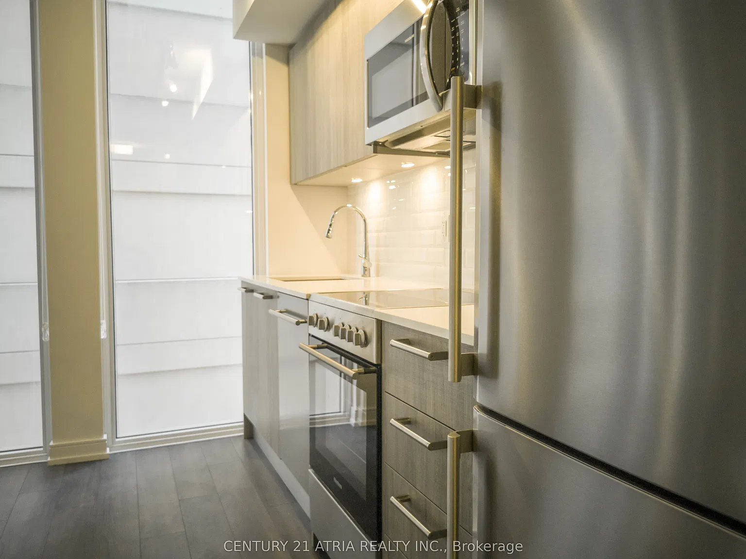 28 Wellesley St E — Photo 3