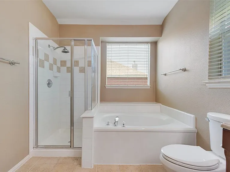 4512 Shade Tree Ct — Photo 12