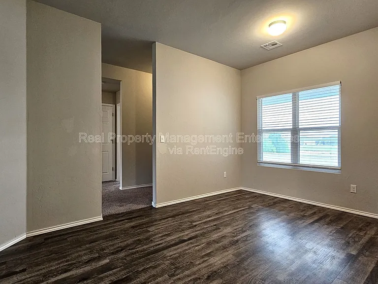 319 Waterside Dr — Photo 5