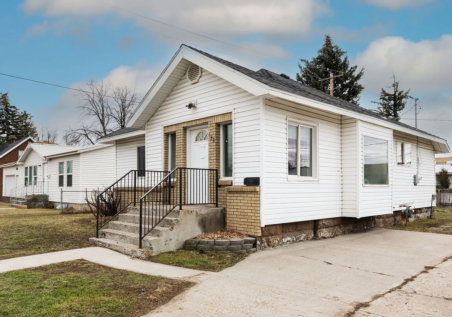 Newly Remodeled 3 Bed + Bonus Room, 1 Bath home in Rexburg, Fully fenced yard — Photo 2