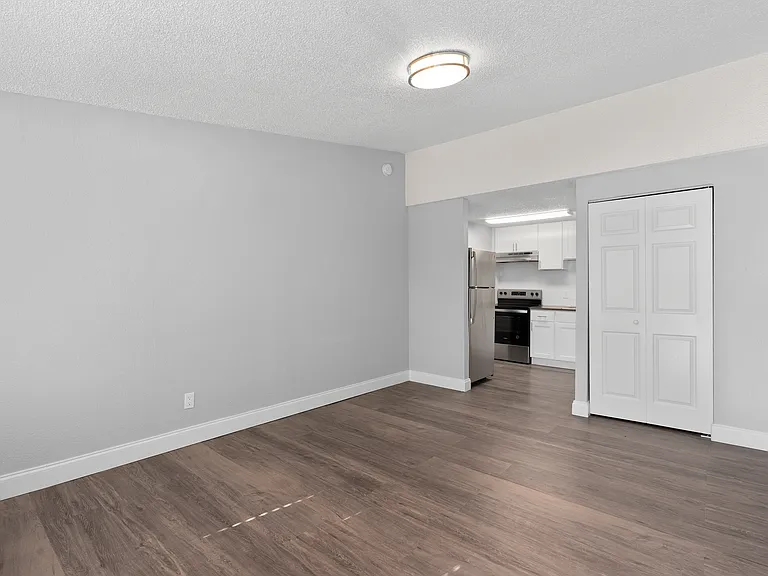 Acadia Court Apartments — Photo 8