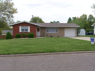 409 Navajo Ave, Hiawatha, KS 66434