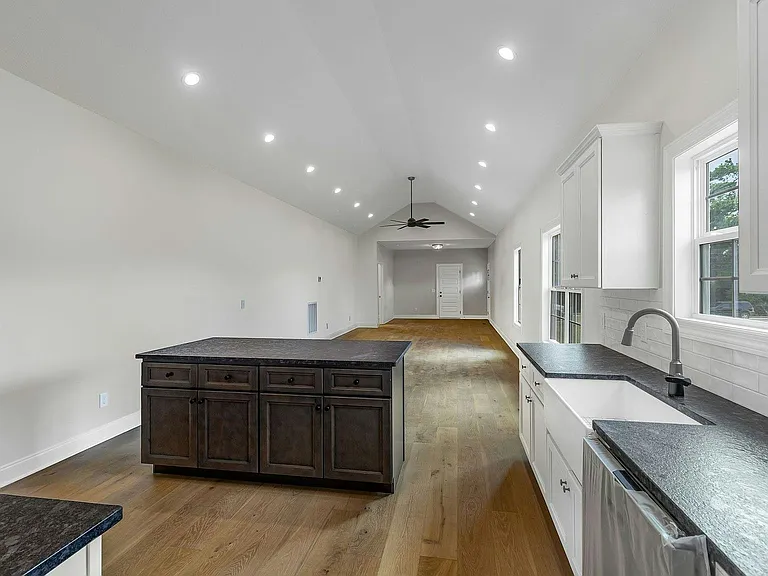 303 Lee Ln — Photo 8