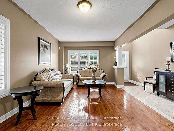 3rd image of 44 Shining Willow Cres