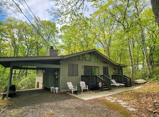 802 Placer Ct, Hawley, PA 18428