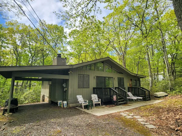 802 Placer Ct, Hawley, PA 18428