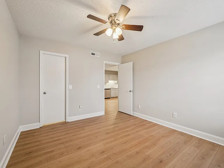 Valley Square Apartments — Photo 22