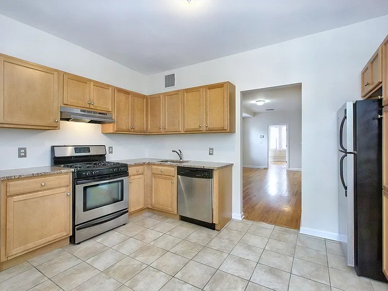 80 Pine St #2 — Photo 2