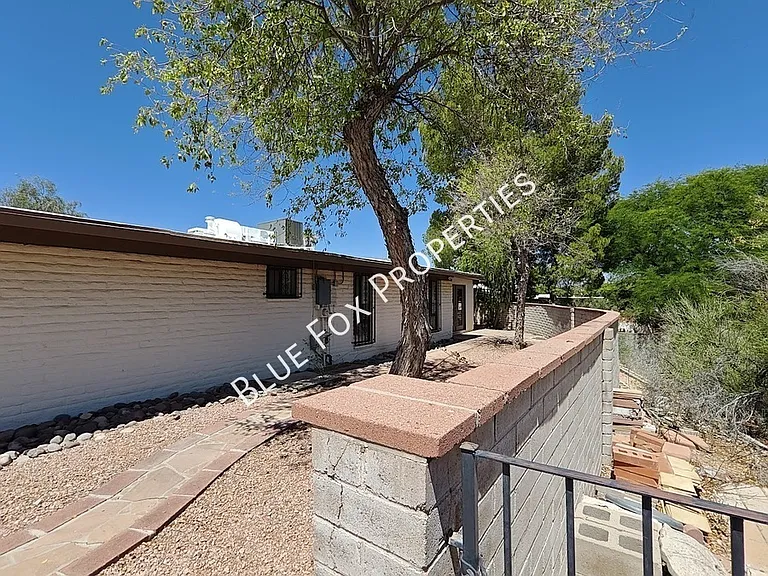 2781 W Calle Carapan — Photo 34