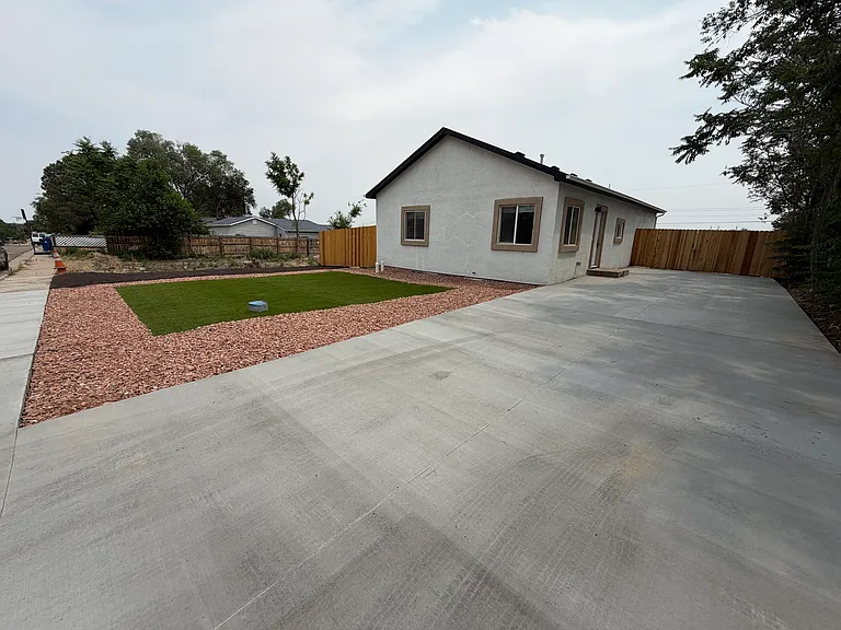 1530 E Ash St — Photo 1