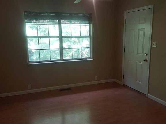 5th image of 426 Parliament Rd