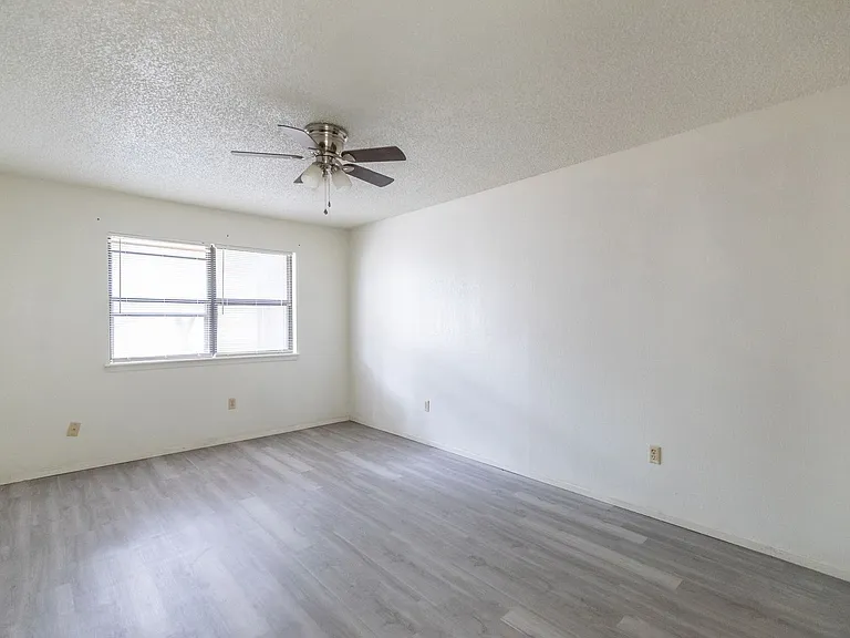 4925 Greenslope Dr — Photo 13