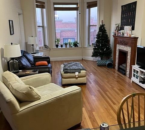 2nd image of 1117 W Belmont Ave APT 2