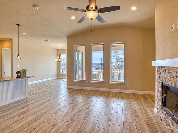 3rd image of 1903 N Chateau Ln