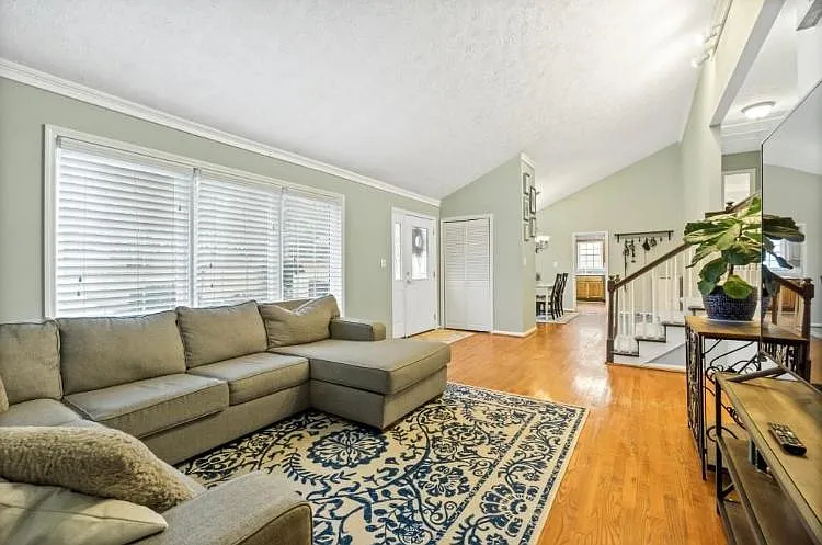 4 bed, 2107 sqft, $2,350 — Photo 2