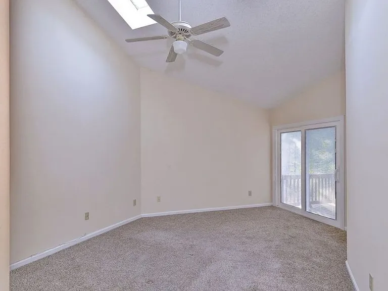 910 Lake Forest Dr — Photo 7