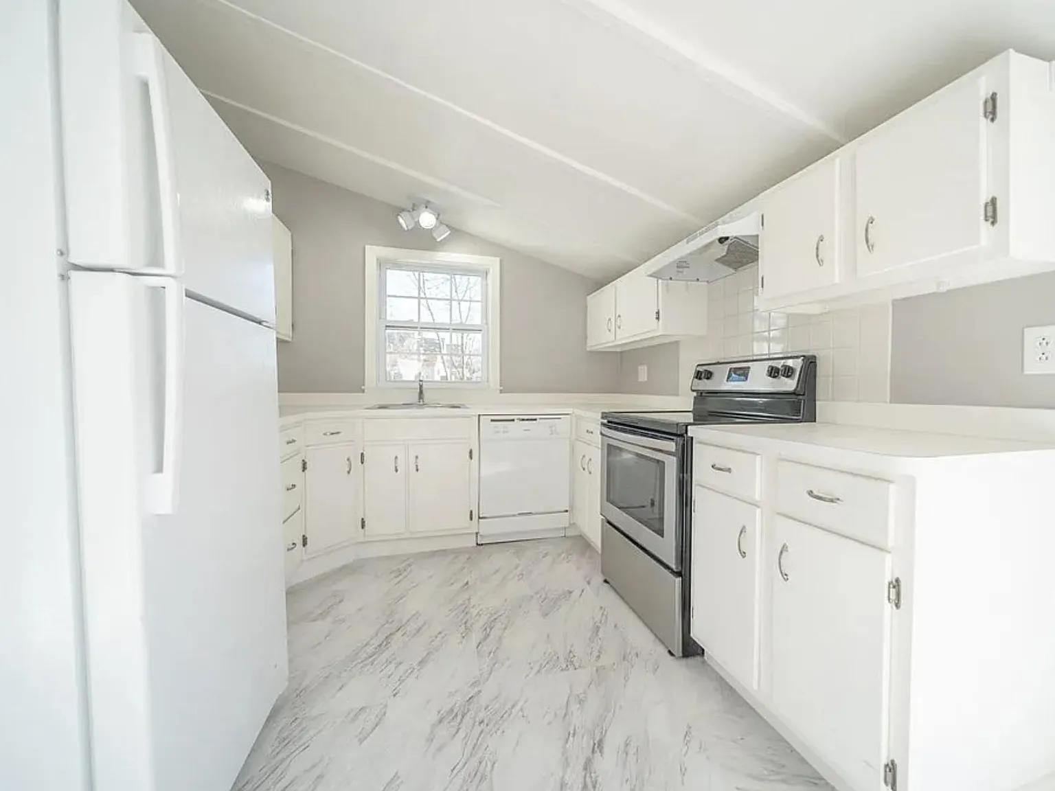 3 bed, 1120 sqft, $3,800 — Photo 2