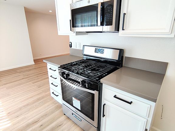 5th image of 13138 Moorpark St #18