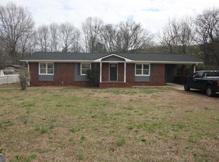 302 Strawberry Ln, Lindale, GA 30147