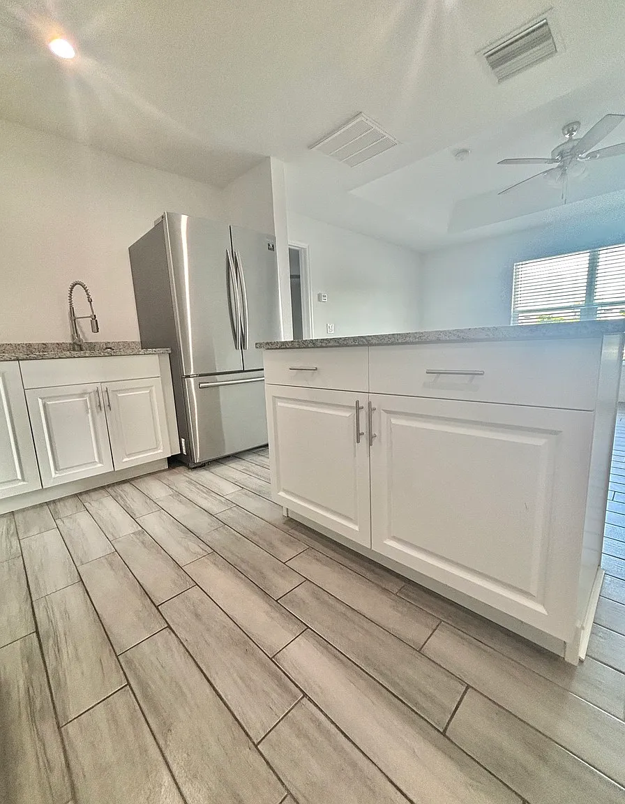Annual Unfurnished one bedroom one bath Available Now! — Photo 2