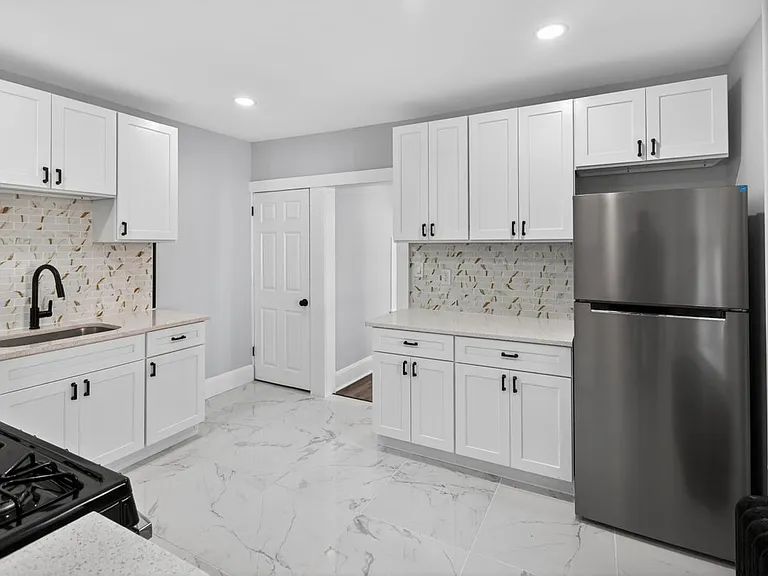 344 Gardner Ave — Photo 6
