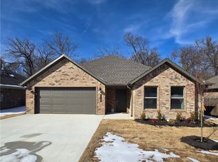 1313 Valley Dr, Gentry, AR 72734
