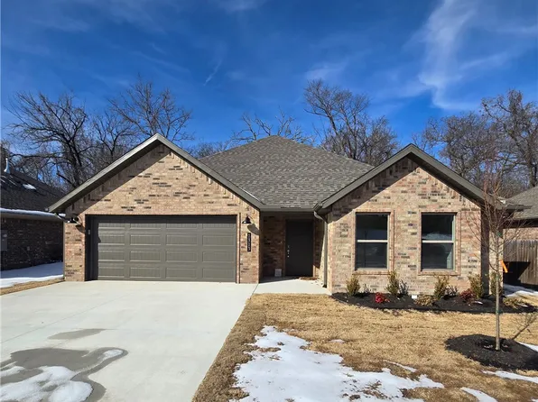 1313 Valley Dr, Gentry, AR 72734