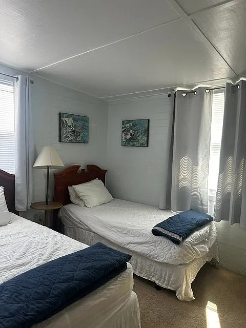 Welcome to 7 Cedar, a comfortable, fully furnished block home located in a 55+ community. — Photo 4