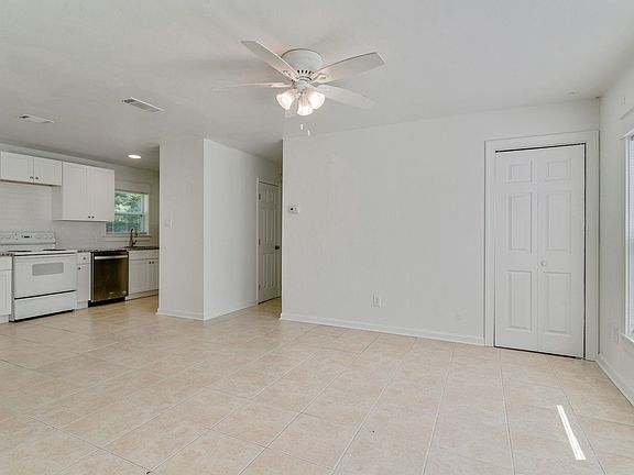 4th image of 406 Essex Dr