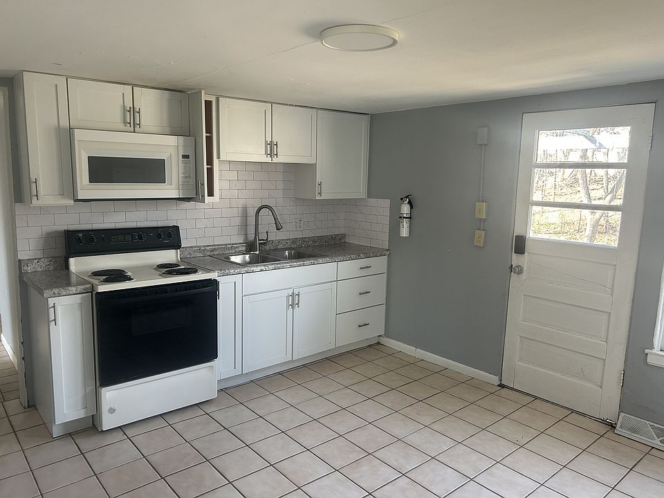 1st image of 142 Hutchinson St E